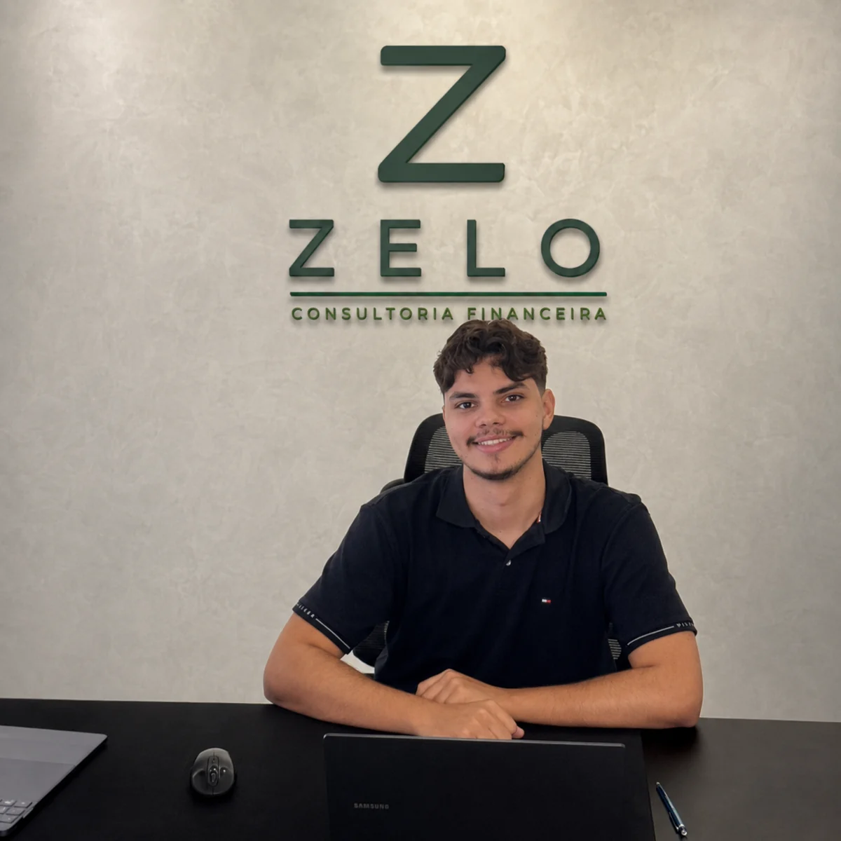 Victor, responsável pela ZELO Consultoria Financeira, no escritório